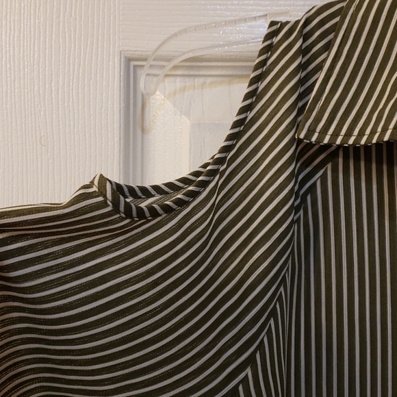 AVAILABLE by Angela Fashion Cold Shoulder Lrg EUC - Picture 6 of 10